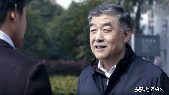 头发|原创60岁＂季昌明＂独自下棋太落寞，却被嘲神神叨叨，头发花白显老态