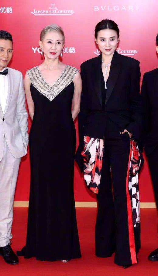 显得|原创施南生皱纹横生，但不造作很真实，老了穿黑裙依然漂亮！