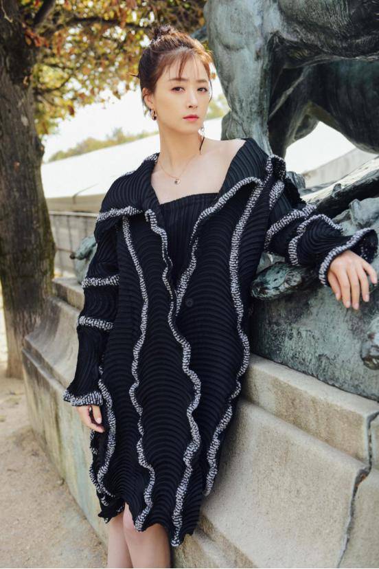 高调|蒋欣瘦下来好美,身穿黑色针织衫高调秀身材,“小鸟腿”好抢眼