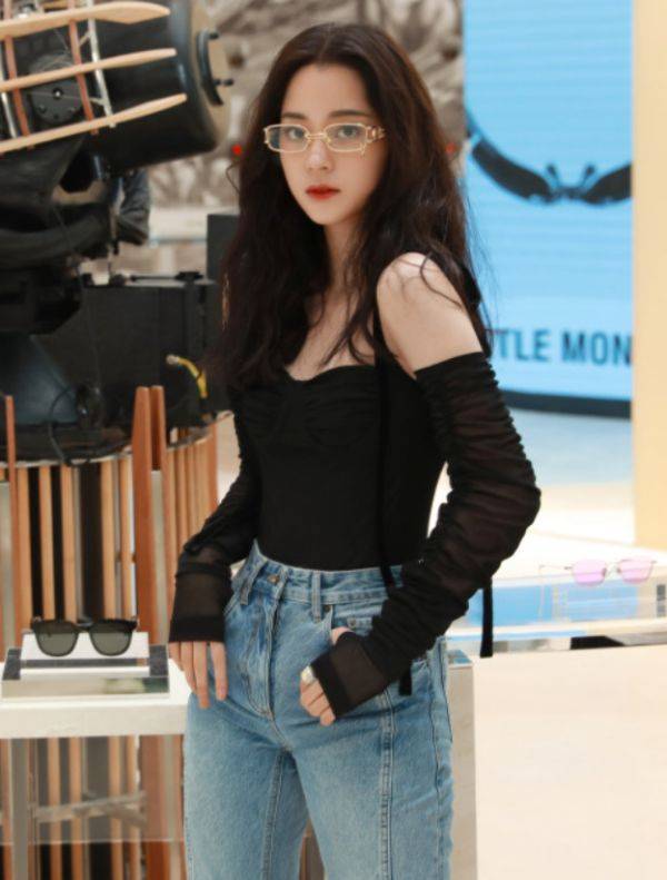 身材|有种“照骗”叫欧阳娜娜，生图中暴露身材短板，骨架看着比男人还壮