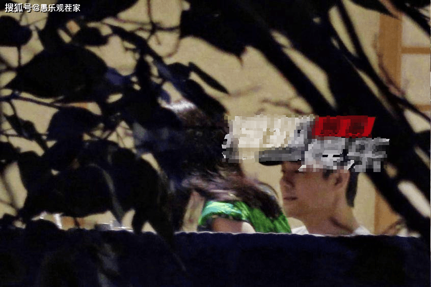 美女|原创王凯匆忙赶路被拍，原来是与两位美女聚餐，网友猜测其有新恋情