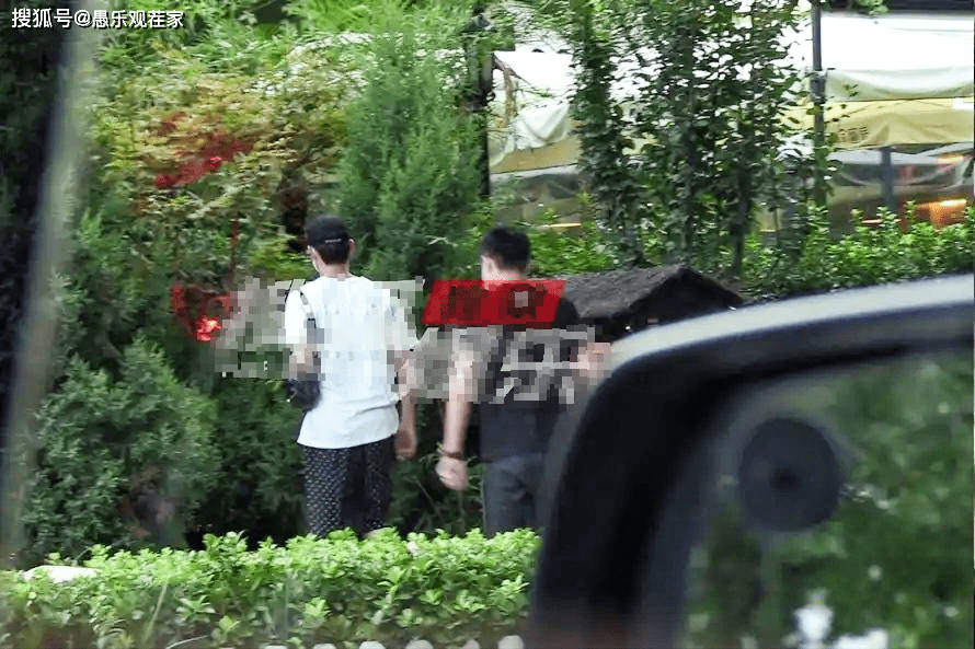 美女|原创王凯匆忙赶路被拍，原来是与两位美女聚餐，网友猜测其有新恋情