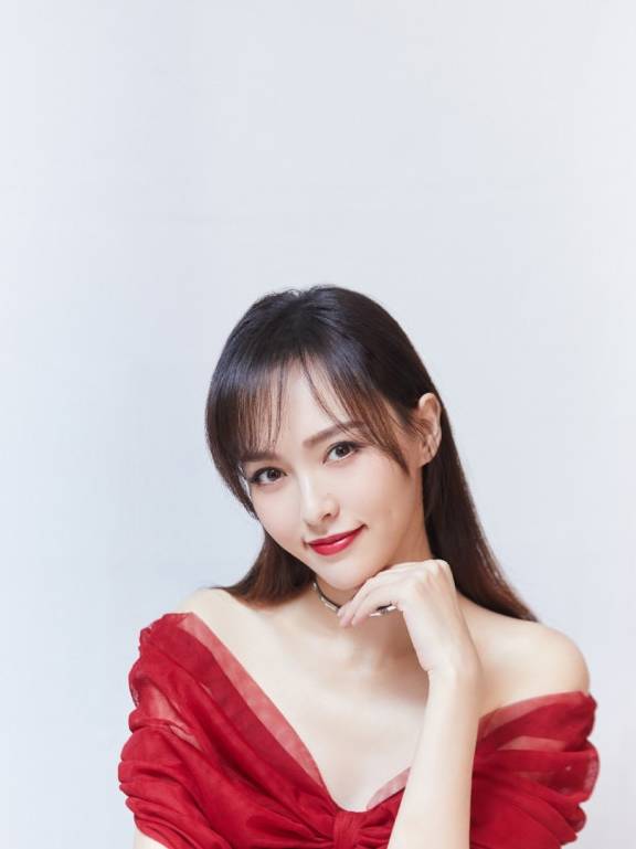 质地|唐嫣这件“蝴蝶”红裙看上去就不便宜，丝料质地上身朦胧又性感