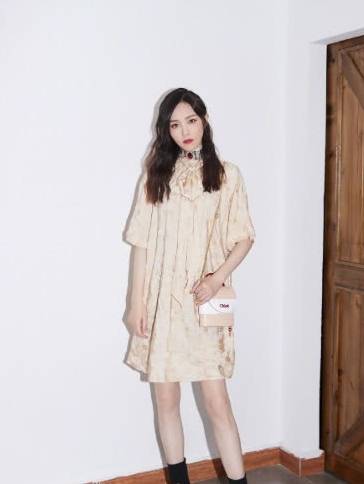 服装|唐嫣愈发会穿搭，杏色雪纺裙好看减龄，这双腿细到没朋友