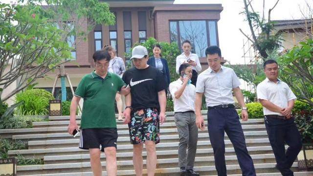 取名鬼才！沈腾与妻子海南开公司，看到公司名