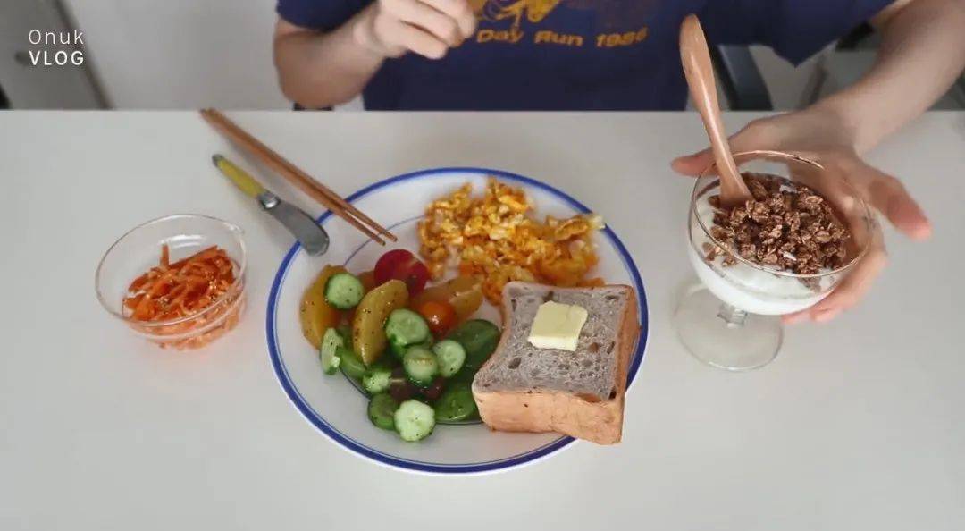 李子柒|36岁坚持不结婚，她一个人活得很漂亮。韩国“城市李子柒”独居日常走红ins