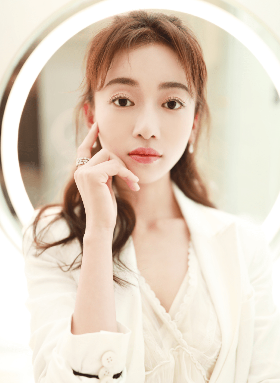 完都|吴谨言假睫毛被说太假？近距离看完都安静了，网友：远观才是真的美