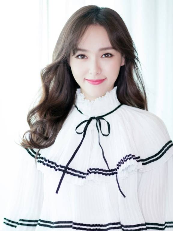 质地|唐嫣这件“蝴蝶”红裙看上去就不便宜，丝料质地上身朦胧又性感