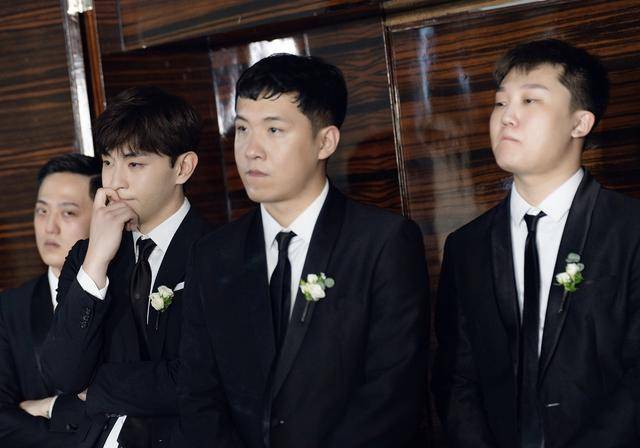 婚礼|原创邓伦当伴郎高清照曝光，婚礼上哭成泪人，拿纸巾擦眼泪变小哭包