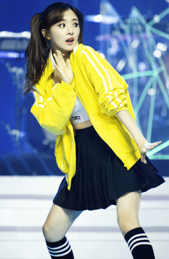 形象|“水蜜桃身材”又添一员！看张含韵穿修身裙后：懂了她翻红原因