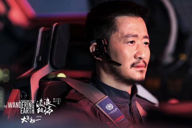 46岁吴京难逃中年发福，小肚腩太抢镜，老婆谢楠