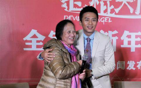 显得|原创邓超妈妈慈眉善目，穿的也很普通，拍照皱纹明显还有老年斑！