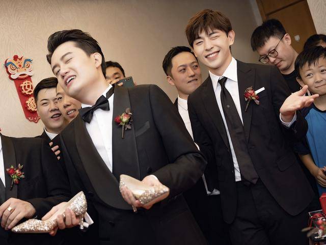 婚礼|原创邓伦当伴郎高清照曝光，婚礼上哭成泪人，拿纸巾擦眼泪变小哭包