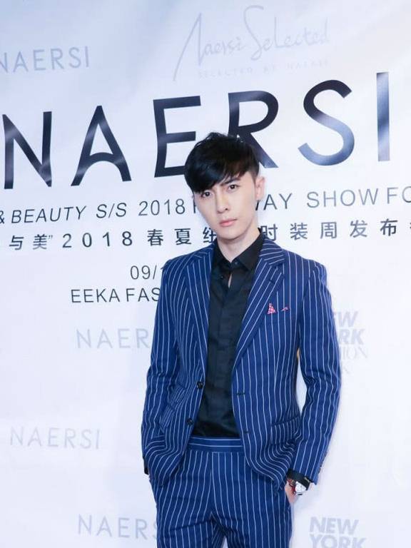 服装|唐禹哲气场全开，红白服装搭配走秀，流行元素丝带潮范儿十足