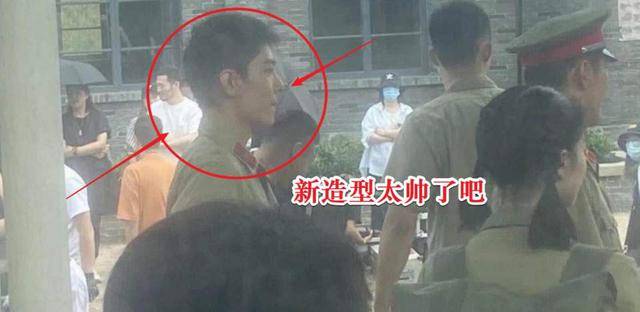 肖战寸头后首次亮相，为家乡做宣传，再现标志