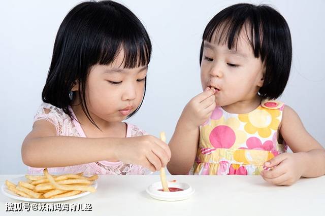 牛奶|很多妈妈不知情，天天买给孩子吃5种食品会让孩子早熟、长不高