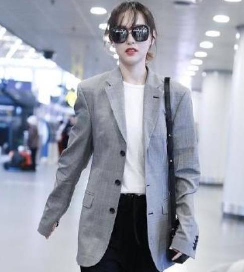西装|唐嫣最近亮相机场，灰色西装配运动裤，别有一番时尚风味