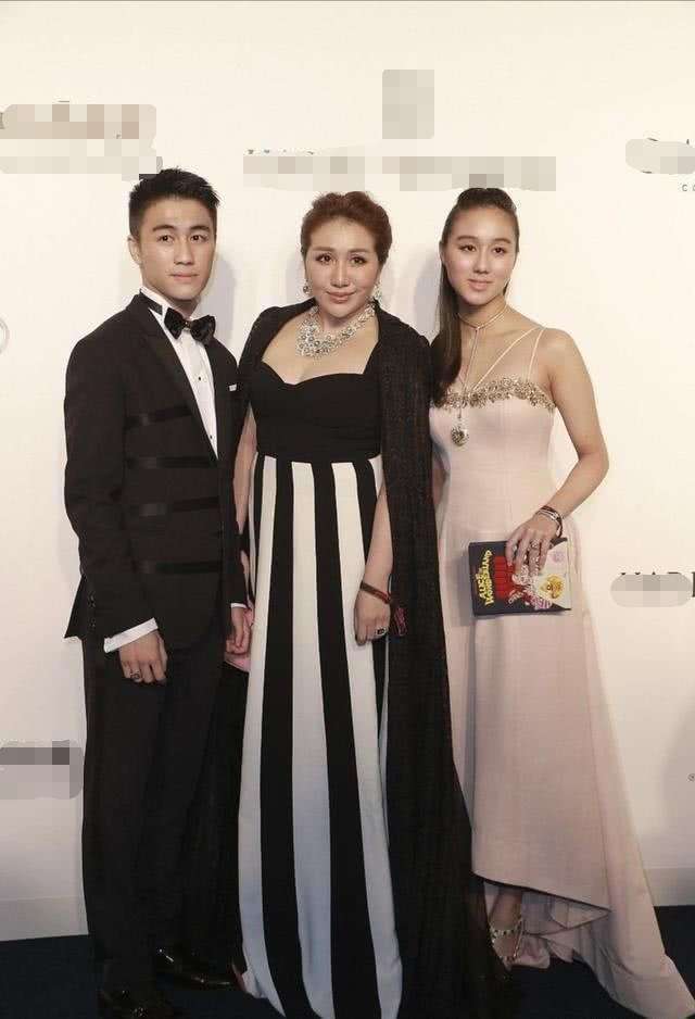 何超盈头顶扎个小啾啾,像个大妈强行装嫩的样子!