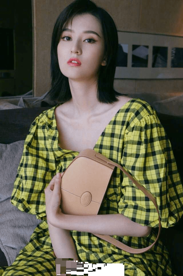 手镯|章泽天重回时尚界与众女星比美，戴八万元手镯晒豪宅客厅尽显奢华