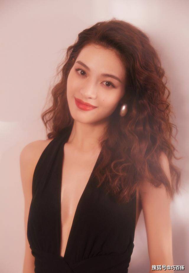 贵妇|钟楚曦难得“低调”一回!趣味碎花却穿出了贵妇感,复古优雅范儿