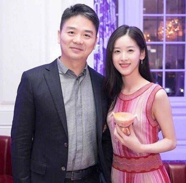 手镯|章泽天重回时尚界与众女星比美，戴八万元手镯晒豪宅客厅尽显奢华