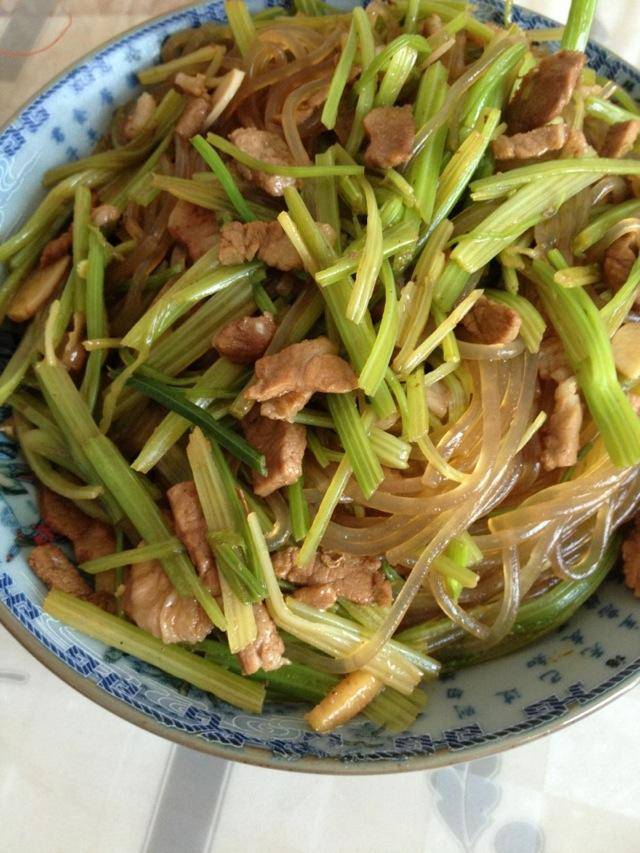 怎么炒芹菜粉条好吃又简单 383e84ee3b8f4d9e96312c5a07454258.jpeg