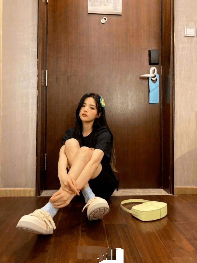 手镯|章泽天重回时尚界与众女星比美，戴八万元手镯晒豪宅客厅尽显奢华