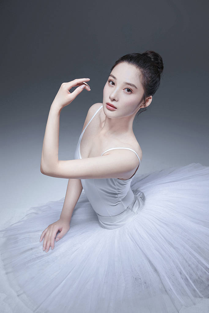 娱乐|孙嘉璐芭蕾写真大片发布 白衣优雅如白天鹅