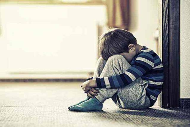 孩子|出现了这8个征兆，说明孩子内心很自卑，家长及时引导很关键