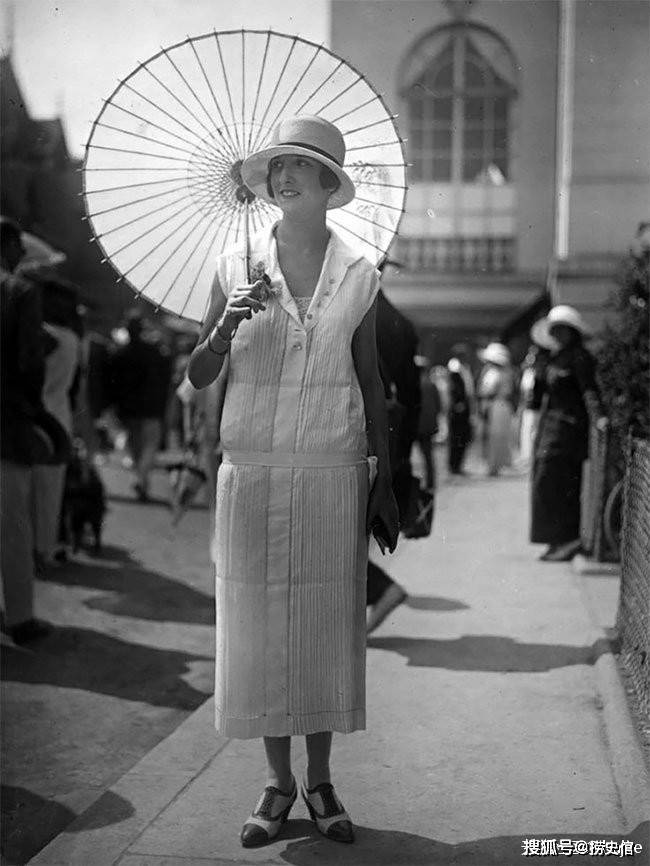 1/ 12 1920至1925年这段时期,欧洲女性时装的风格总体上趋于对一战