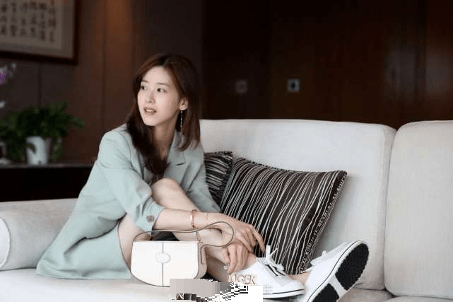 手镯|章泽天重回时尚界与众女星比美，戴八万元手镯晒豪宅客厅尽显奢华