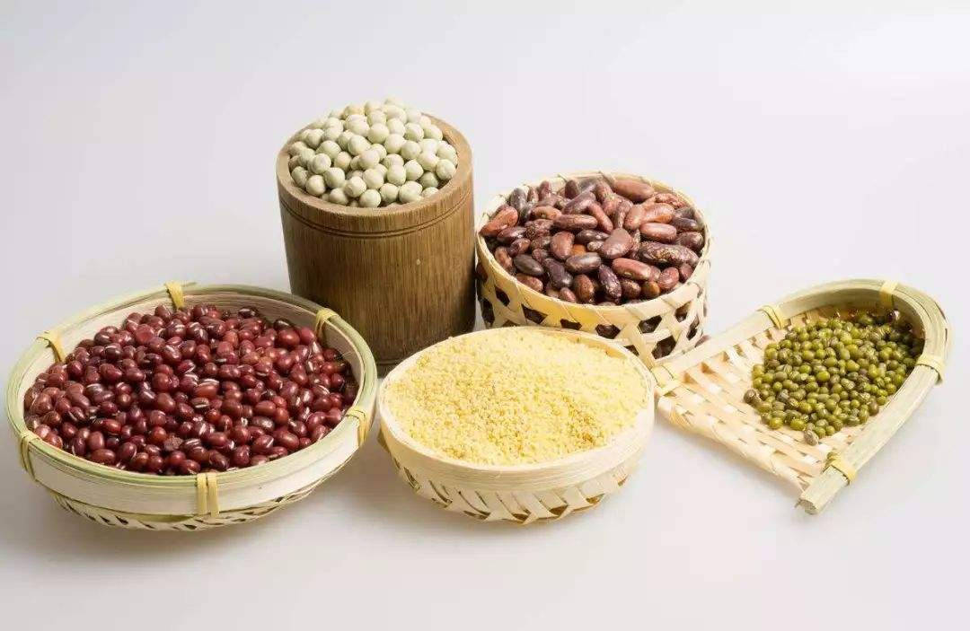 主食不仅要吃还要注意粗细搭配,相比精细粮食,粗杂粮微量元素含量高,