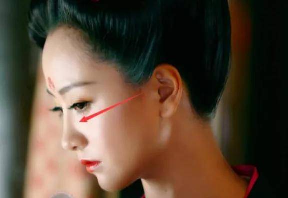 温岚|她都这么红了,到底还有什么执念非要N次换头成眯眼怪啊?