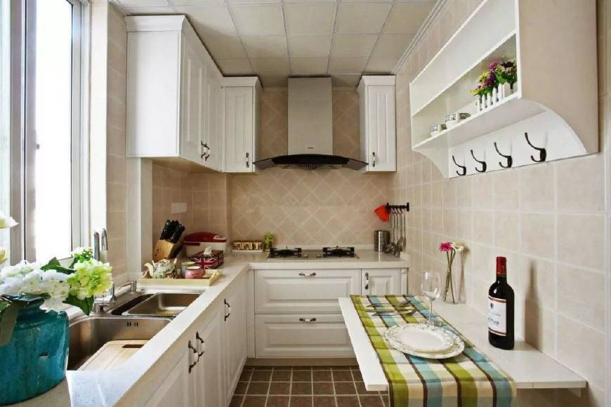 如果你的家庭厨房更宽敞,或者你把餐厅空间整合到厨房里,这样的设计很