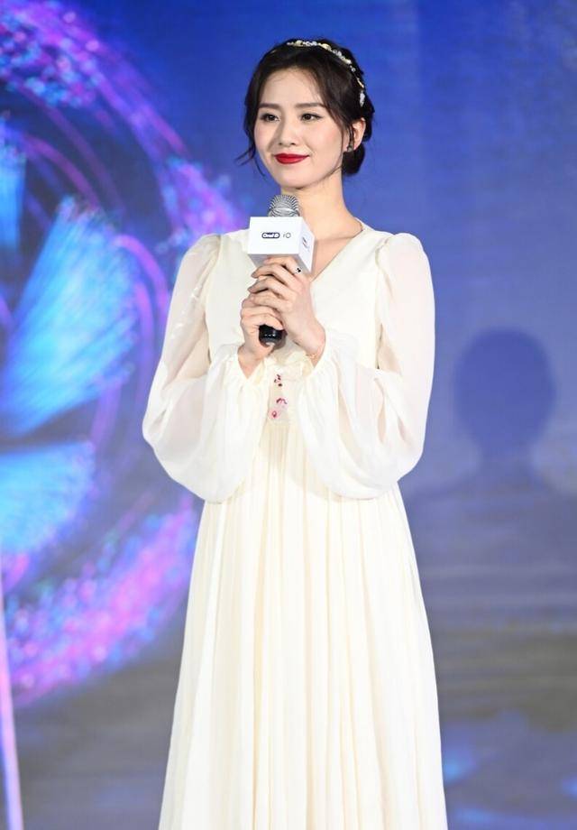 刘诗诗太美,一身"豆腐肌"穿着白色的裙子也不黑,真让人动容