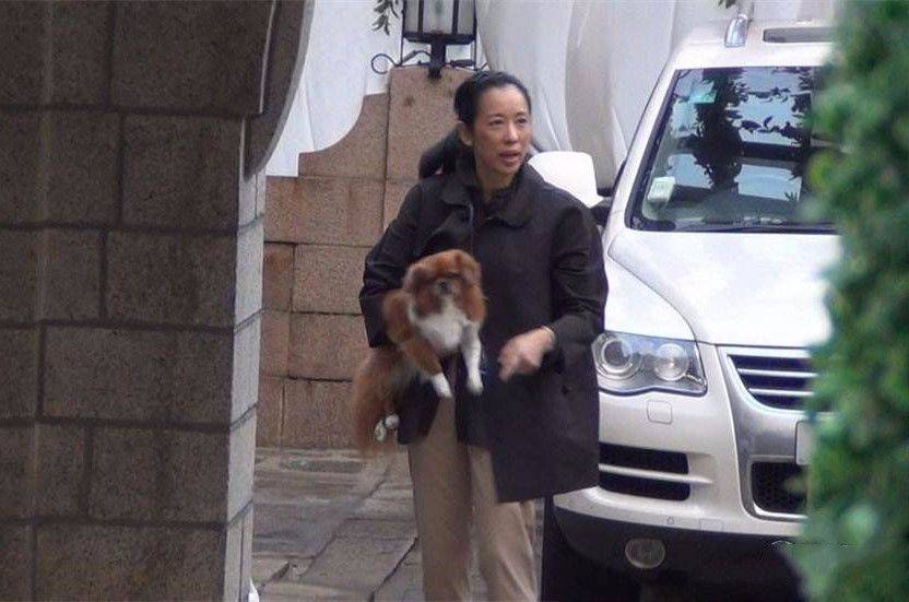 肤色|朱玲玲在街头穿着廉价衣服，肤色蜡黄又粗糙，俨然一个普通老人！