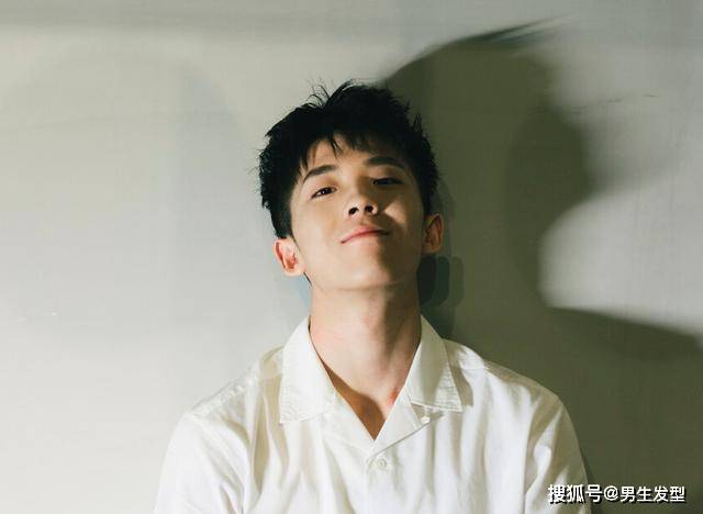 造型|男生秋季发型别乱剪，这4款造型干净利落，谁剪谁帅气
