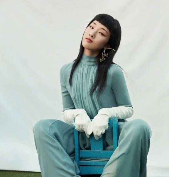 服装|“火箭少女”最新杂志大片曝光，阳光下享受下午茶，超舒适惬意