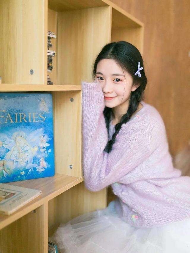 她被誉为最新一代谋女郎,北京舞蹈学院学生,美成初恋