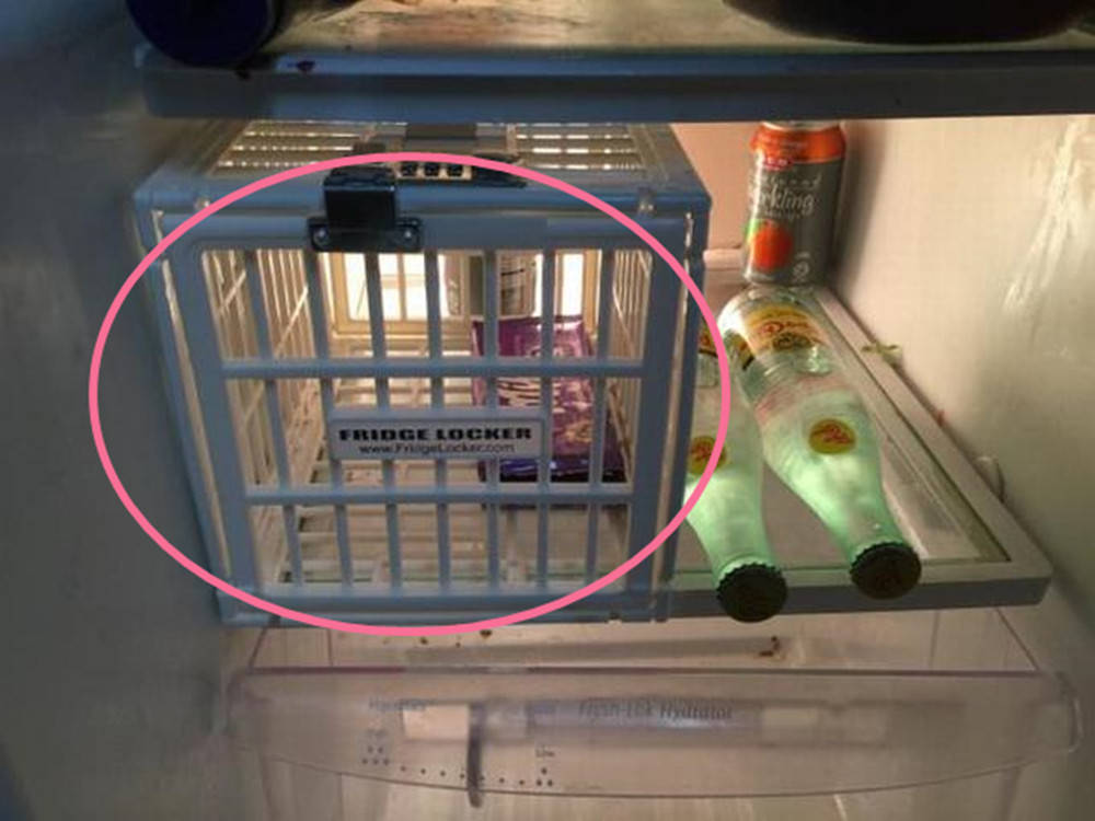 哥哥|网友:有点捂脚,但感觉好暖心!哥哥用气球帮妹妹做“学步鞋”