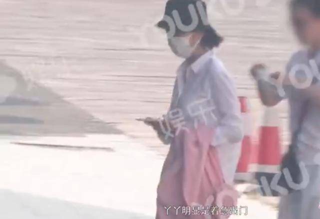佟丽娅拍戏不忘带娃，素颜乱发出街太匆忙，陈