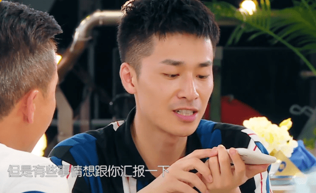 【雅博体育首页】
赵丽颖不舍同伴脱离捂脸大哭 我关注点却在她的小胖手 不像女明星！(图2)