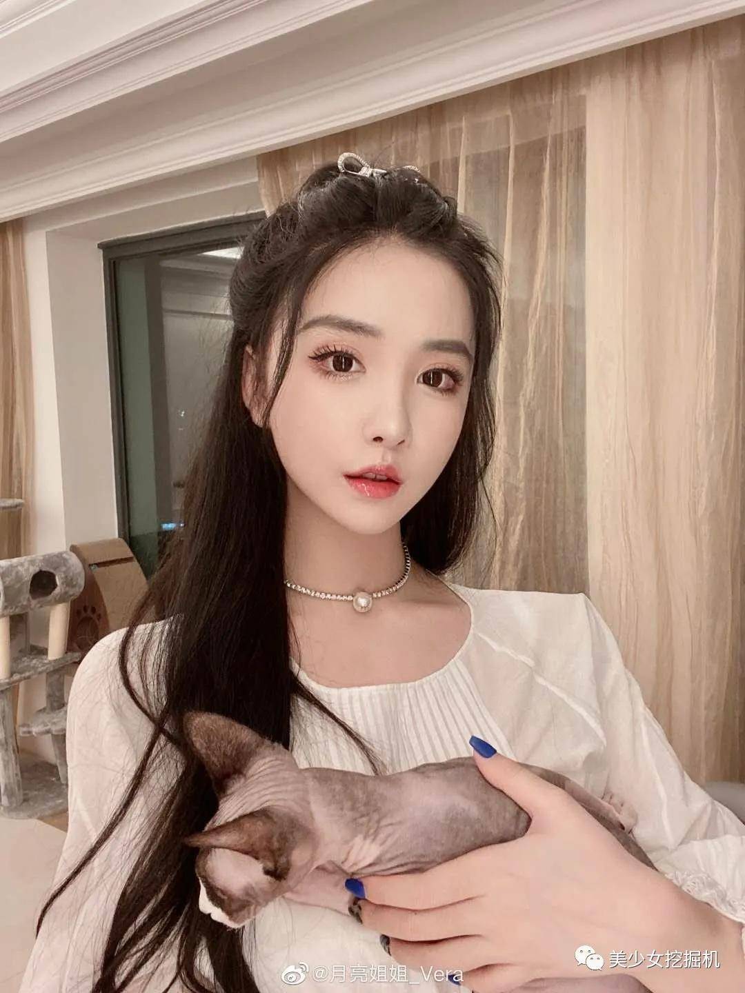 李佳琦|李佳琦年收入输给这个20岁的蛇精脸？她是卖烂脸面膜的骗子啊！