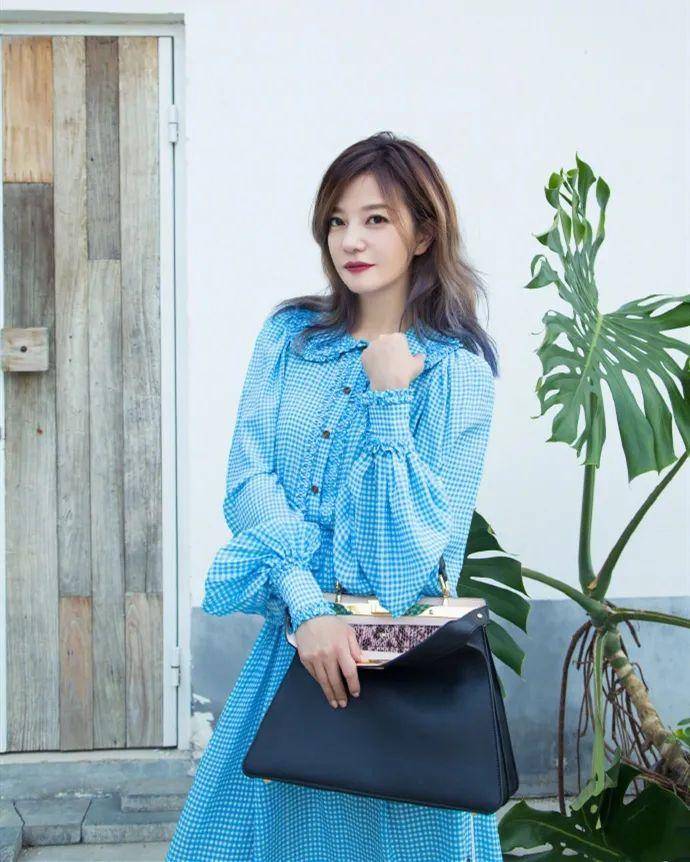 裙子|赵薇年纪越大越爱扮嫩了！嫩绿小裙子换上，怎么都看不出44岁了