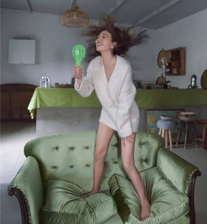 裙子|赵薇年纪越大越爱扮嫩了！嫩绿小裙子换上，怎么都看不出44岁了