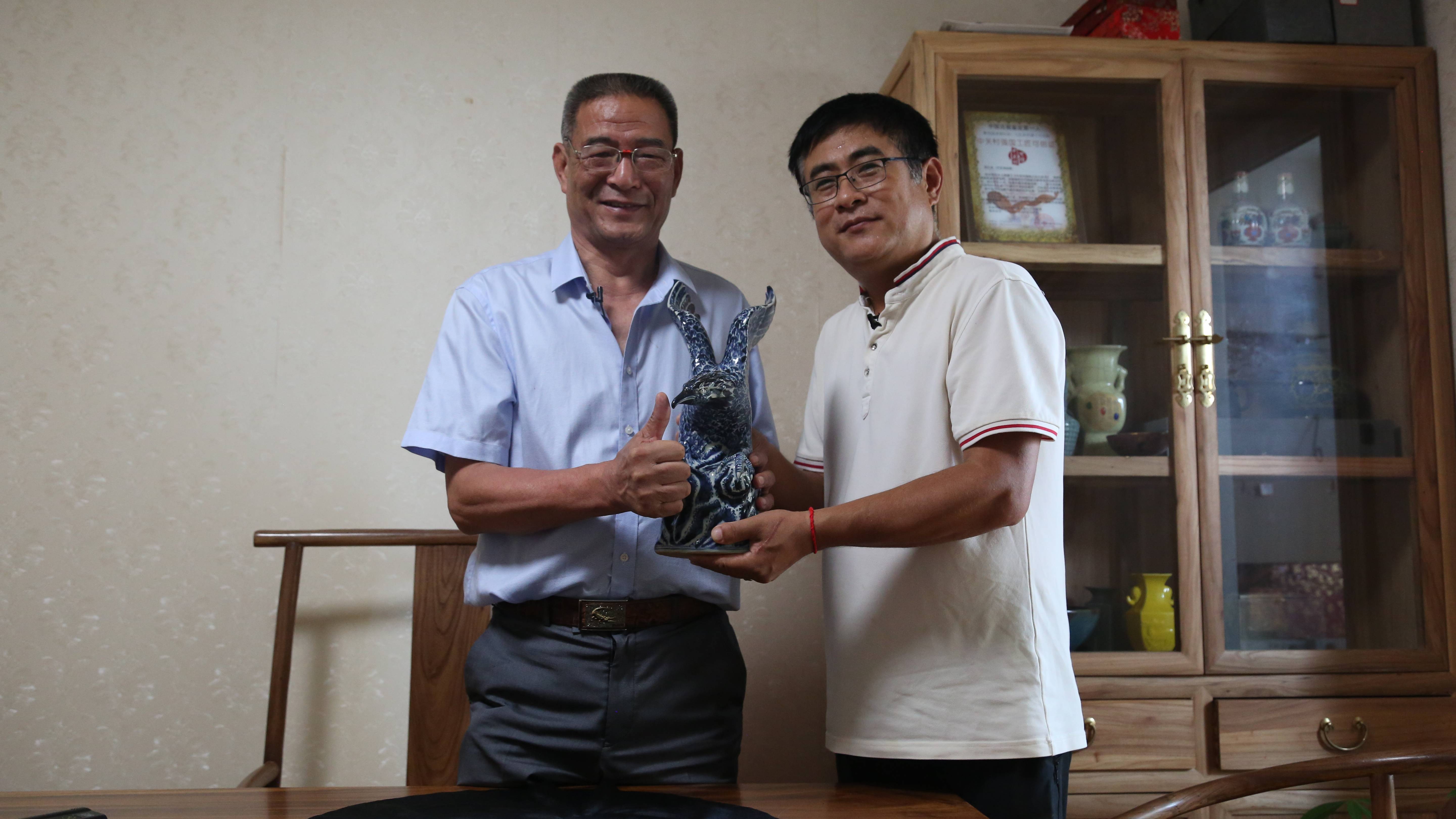 原生性|周伽隆应邀为张建先生鉴定大明宣德雄鹰展翅青花瓷摆件