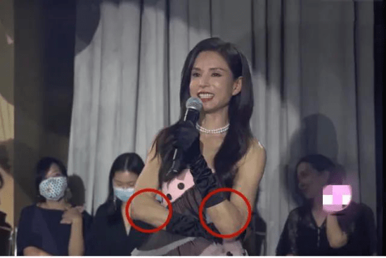 商演|李若彤一场商演捞金35万?54岁的她现身商演,身材保持线条完美