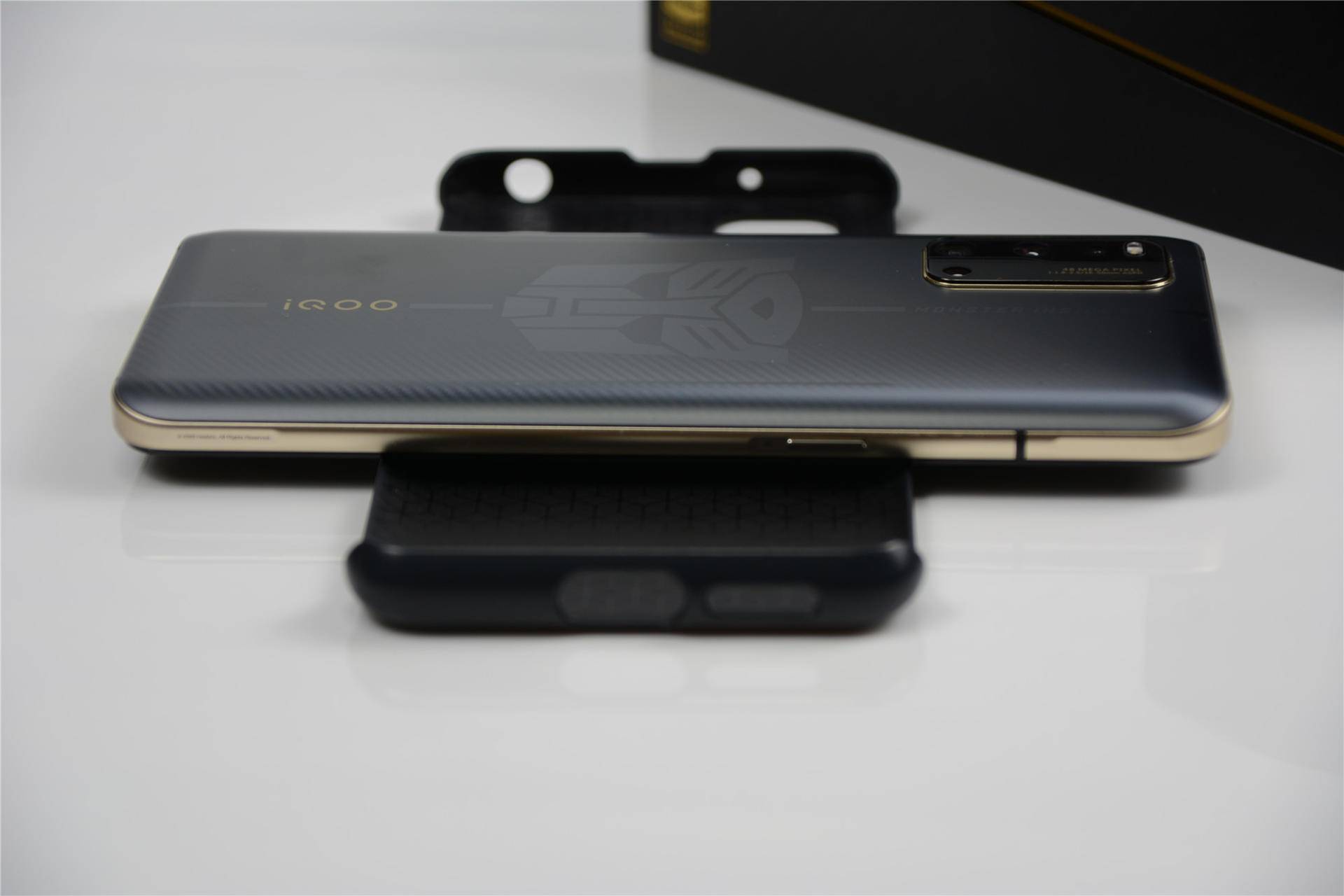 手感|iQOO 3变形金刚限量版，手感一流，要的就是这个范儿