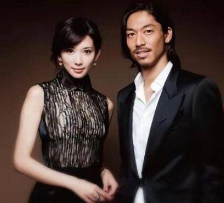 黑泽把腿搭林志玲身上,林志玲的本能反应太真实