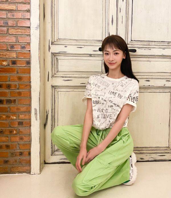 服装|吴谨言到底有多瘦？常规服装都要露出小蛮腰，网友：太“心机”了